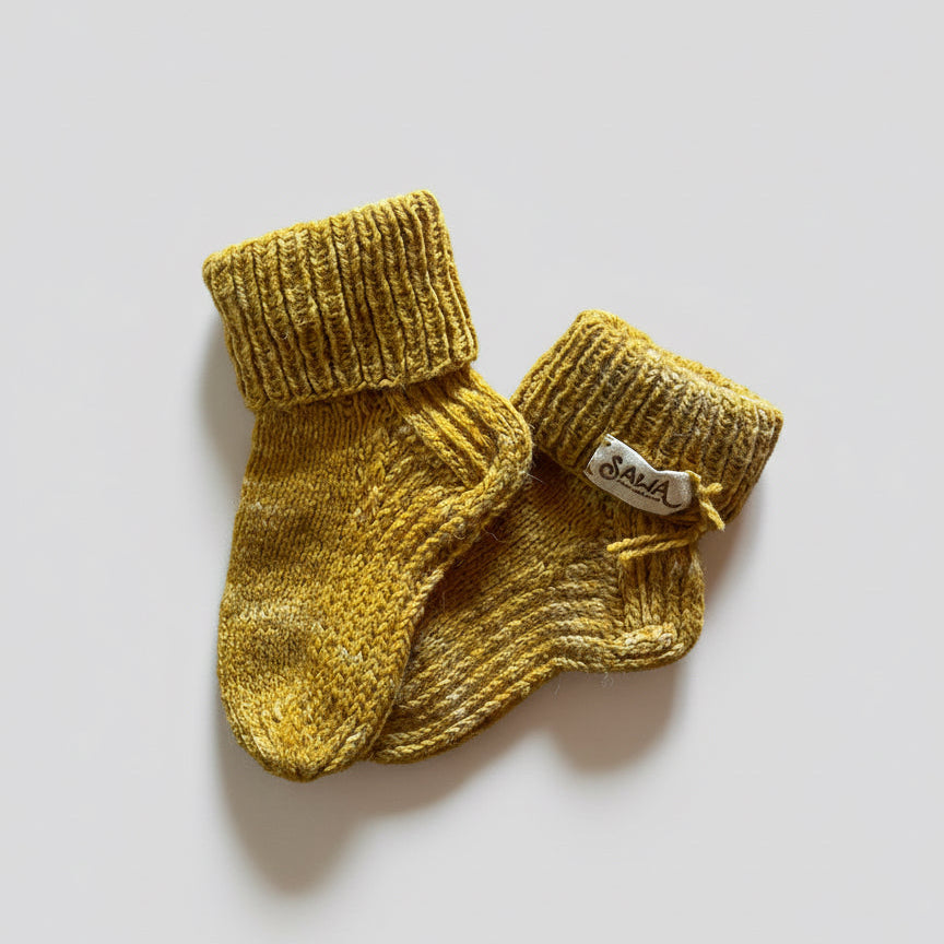 Handgestrickte Socken aus Schafwolle