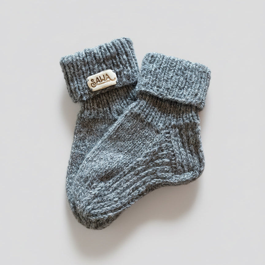 Handgestrickte Socken aus Schafwolle