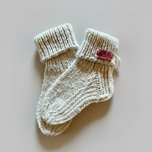 Handgestrickte Socken aus Schafwolle